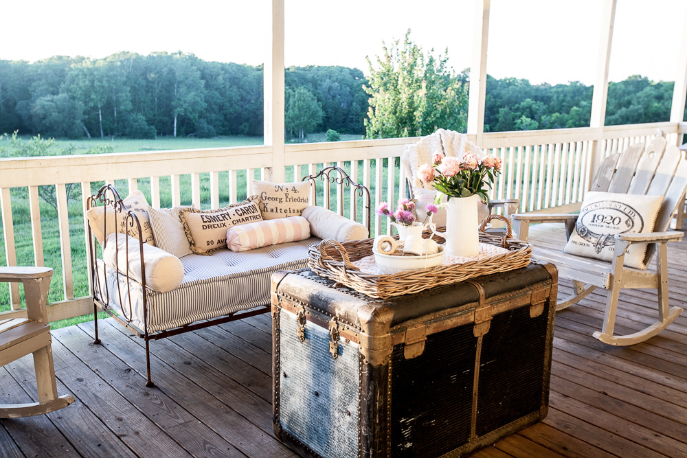 Throw pillows for rocking chairs on the porch
