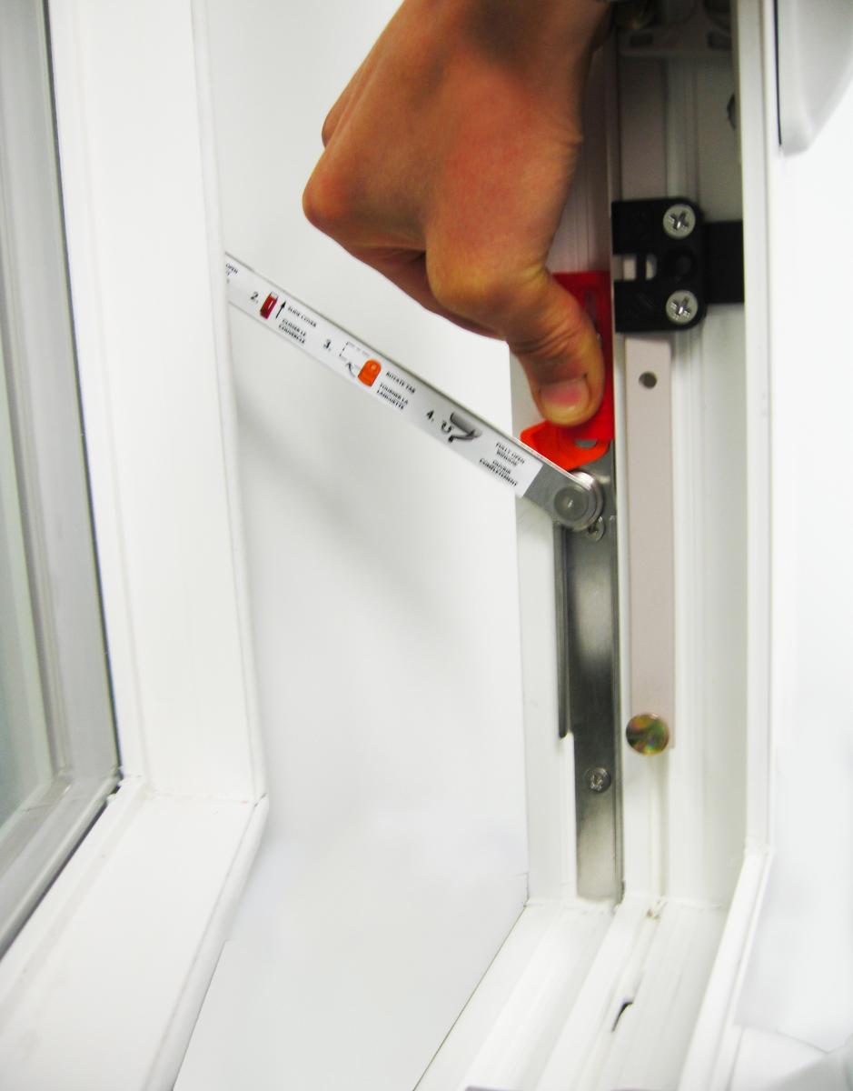 Врезка форточки в балконную дверь