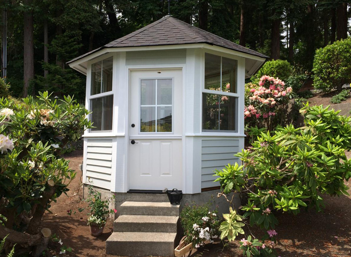 Greenhouse with vinyl windows