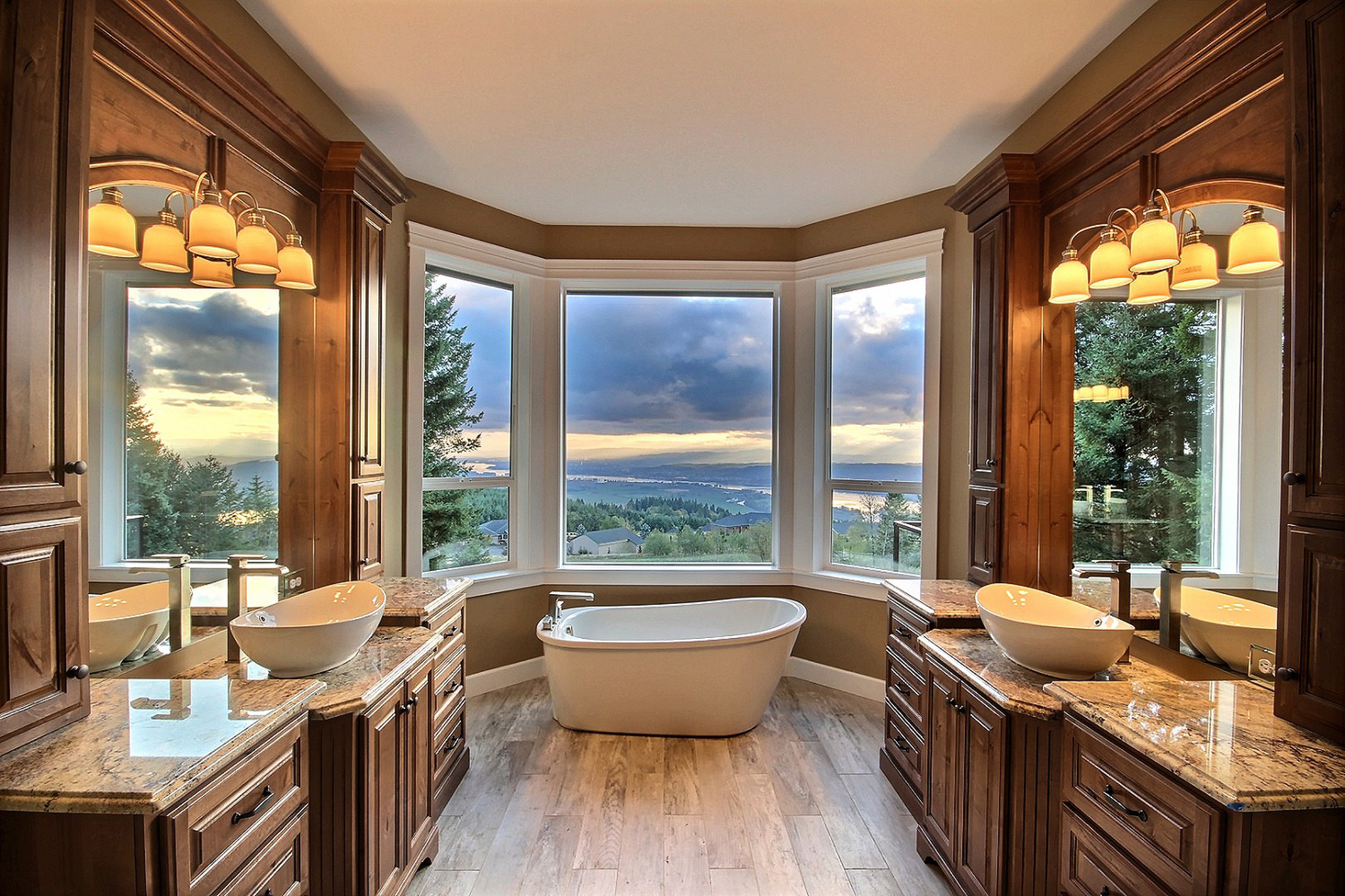 Serene and luxurious mater bathroom en suite