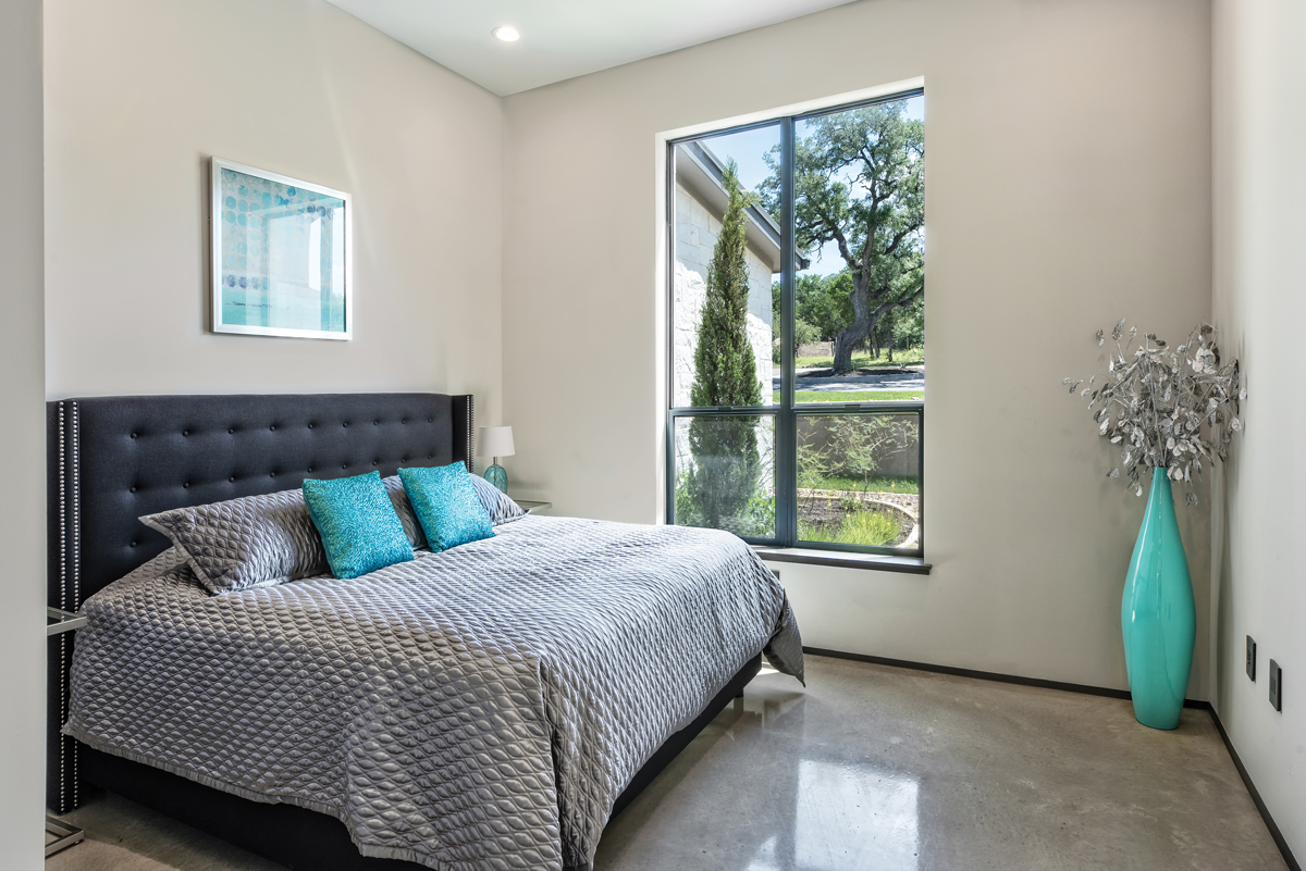 bedroom with aluminum windows